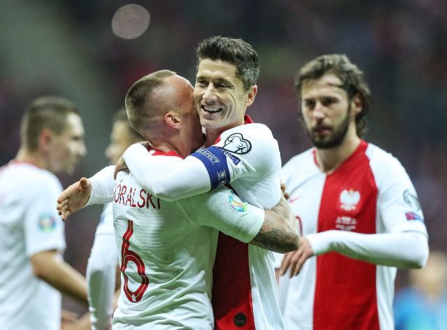 Polônia se recusa a jogar partida eliminatória da Copa contra a Rússia Reprodução/Twitter: Lewandowski