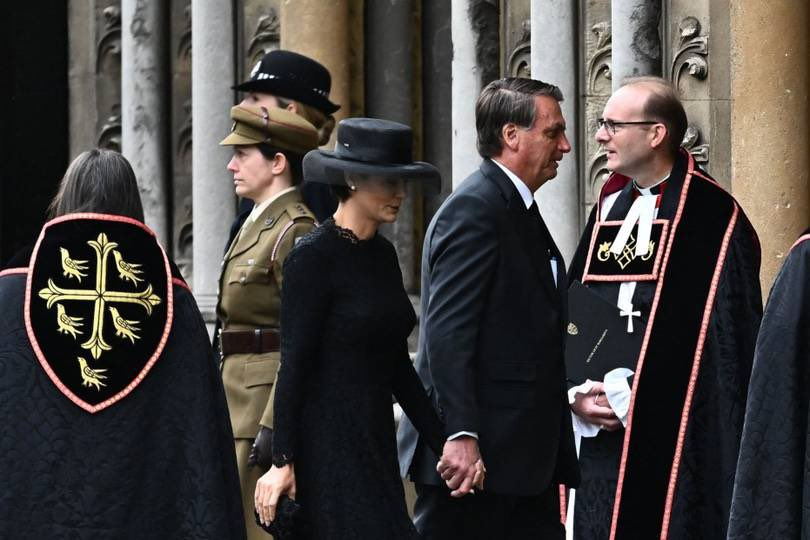 Bolsonaro e Michelle entram na Abadia de Westminster para o funeral de Elizabeth II Reprodução/Twitter/Jair Bolsonaro