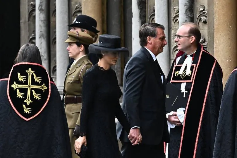 Bolsonaro e Michelle entram na Abadia de Westminster para o funeral de Elizabeth II