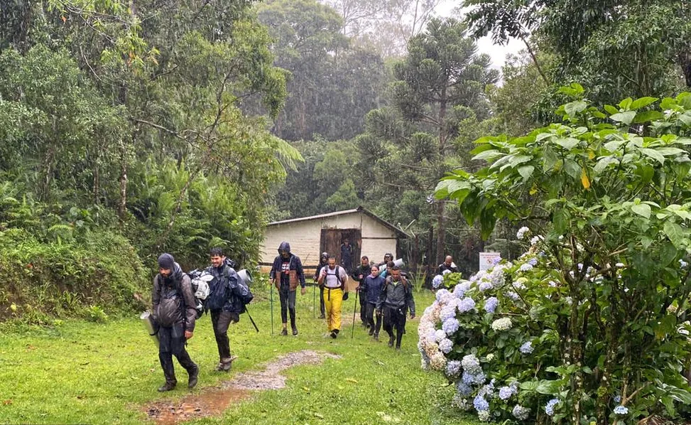 Bombeiros resgatam turistas perdidos após tempestade no Pico dos Marins
