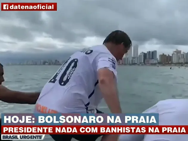 Bolsonaro nadou com banhistas e causou aglomeração