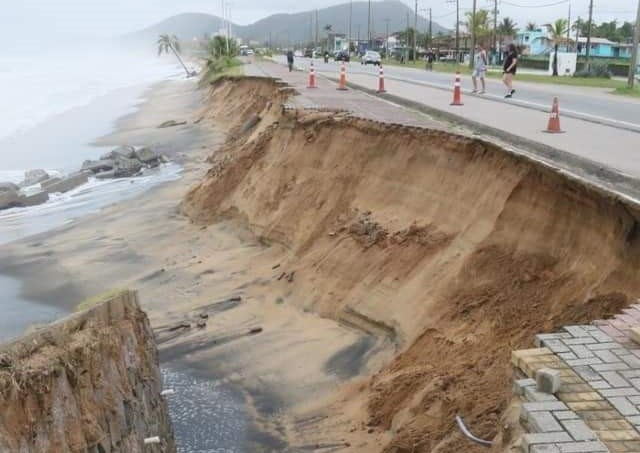 Força das ondas derruba parte de orla na Massaguaçu, em Caraguatatuba Facebook/Aguilar Junior