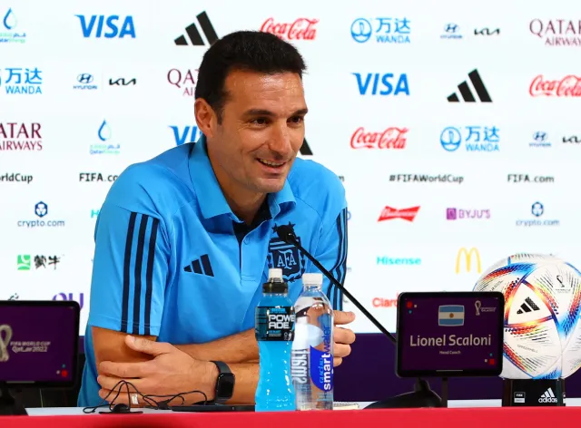 Lionel Scaloni dando entrevista coletiva 