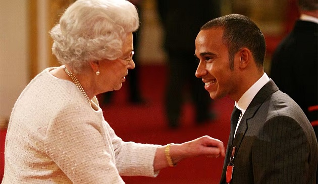 Rainha Elizabeth II com Lewis Hamilton F1