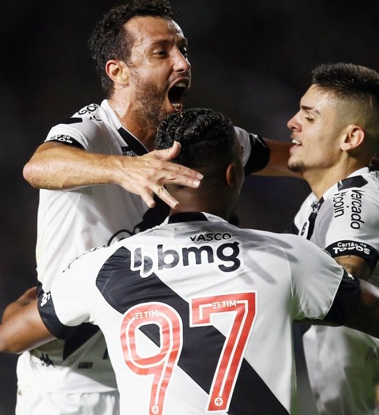 Nenê e Fábio Gomes marcaram Daniel Ramalho | Vasco