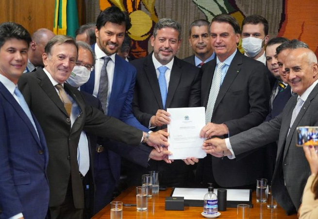 Bolsonaro entrega do Projeto de Lei dos Correios Pablo Valadares/Câmara dos Deputados