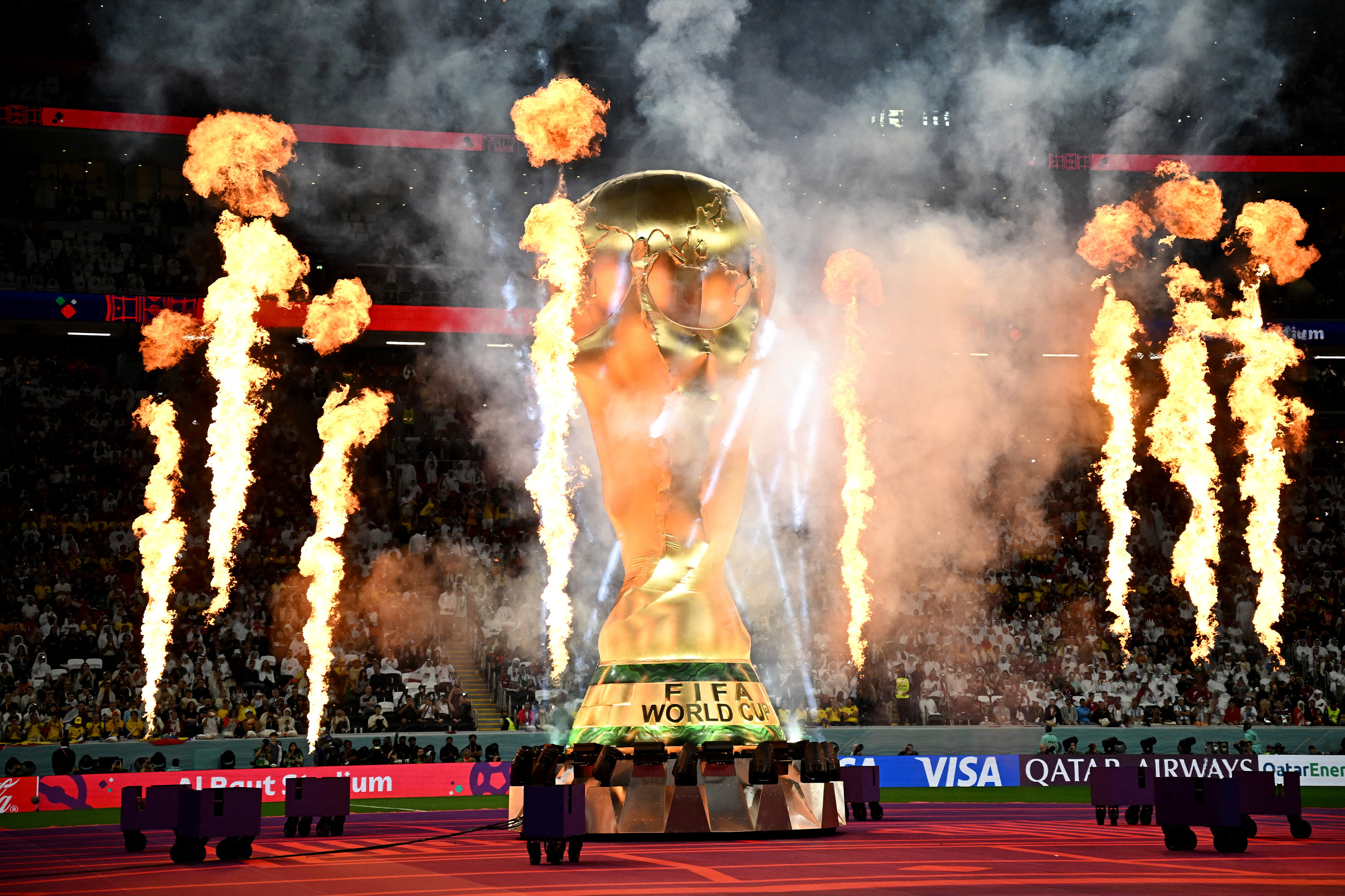 Torcedores em busca de cerveja acabam a noite com leões em palácio de xeque  - Futebol - R7 Copa do Mundo