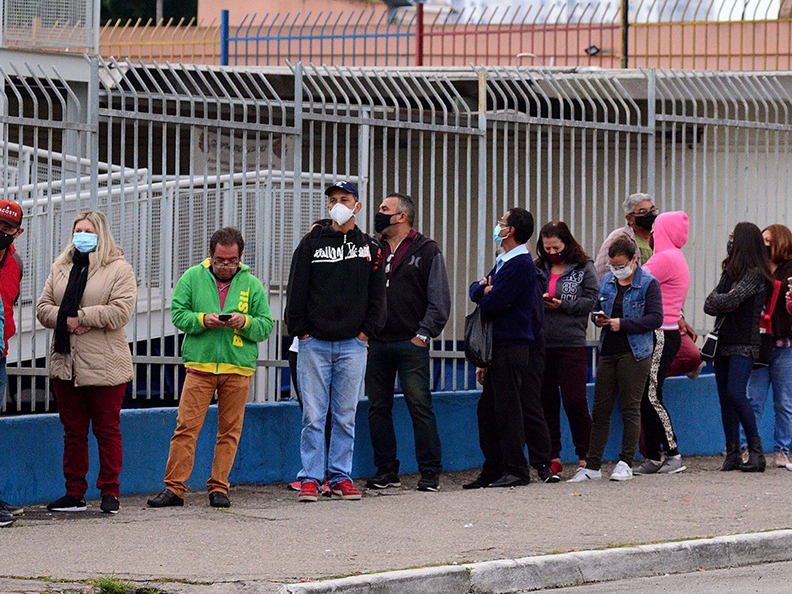 Mais de 80 denúncias de fura fila da vacina da Covid-19 são investigadas no estado de SP Folhapress