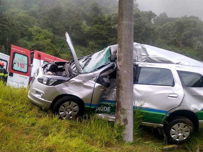 Veículo da Secretaria de Saúde bateu contra poste e deixou motorista ferido Wander Vieira/Defesa Civil 