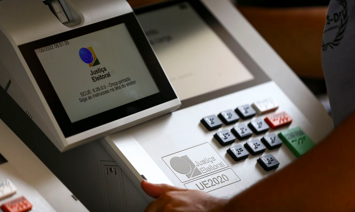 Os eleitores podem usar camisetas, bandeiras, broches e adesivos na hora de votar. Foto: Marcelo Camargo/Agência Brasil