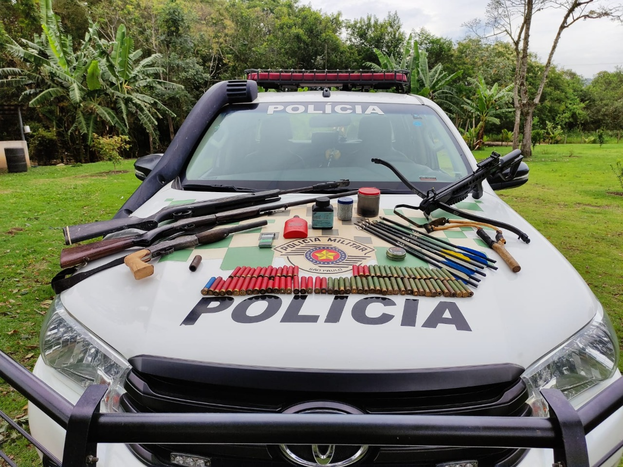 Polícia Ambiental apreende armas de fogo e uma besta, em Caçapava