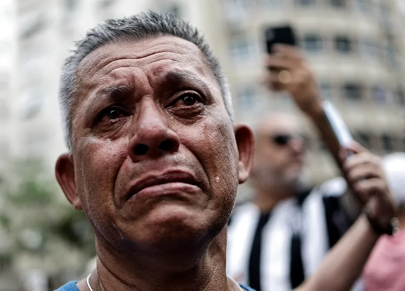 Fotos retratam a emoção de fãs no velório do rei Pelé