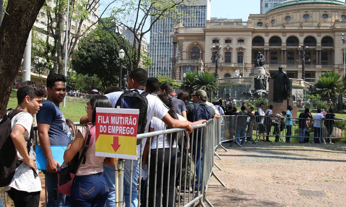 Desemprego cai e atinge menor índice para maio desde 2015: 9,8%  Foto: Rovena Rosa/Agência Brasil