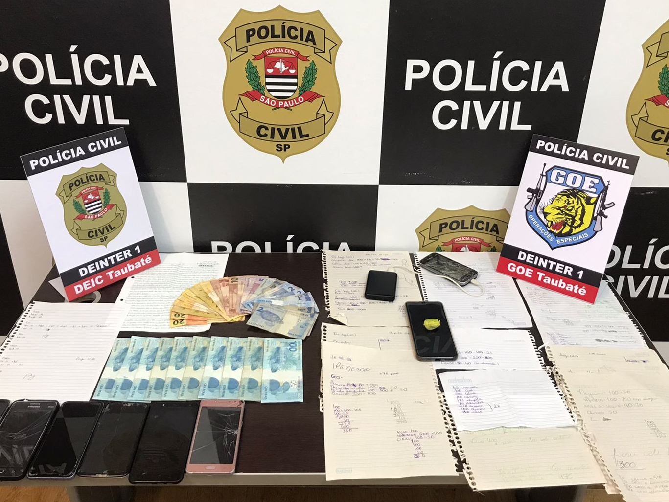 Foram aprendidos 8 celulares, anotações do tráfico, drogas e dinheiro Divulgação/Polícia Civil 