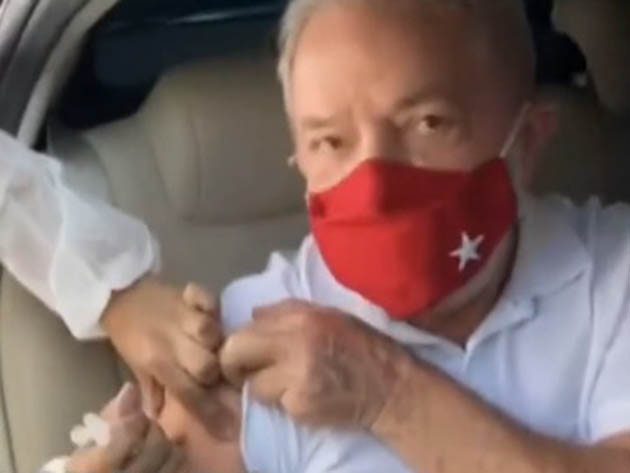 Ex-presidente Lula toma 1ª dose de vacina contra Covid-19