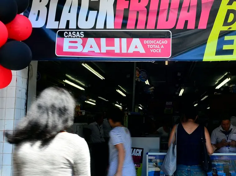 Consumidores brasileiros pretendem adquirir roupas e eletrodomésticos na Black Friday