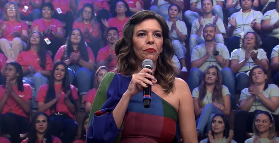 A humorista Flávia Reis está no júri do Mochila do Riso Reprodução/Faustão Na Band