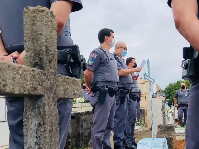 Policiais se reuniram no cemitério de Taubaté  Rauston Naves/Vale Urgente 