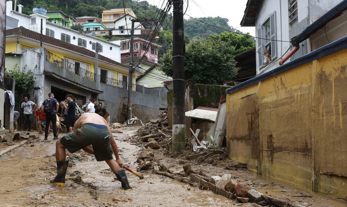 47 mil pessoas que ainda vivem em regiões de risco para desabamentos Agência Brasil