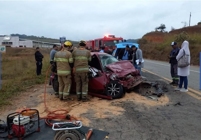 O motorista do coletivo relatou que o carro teria tentado ultrapassar em faixa contínua. Reprodução