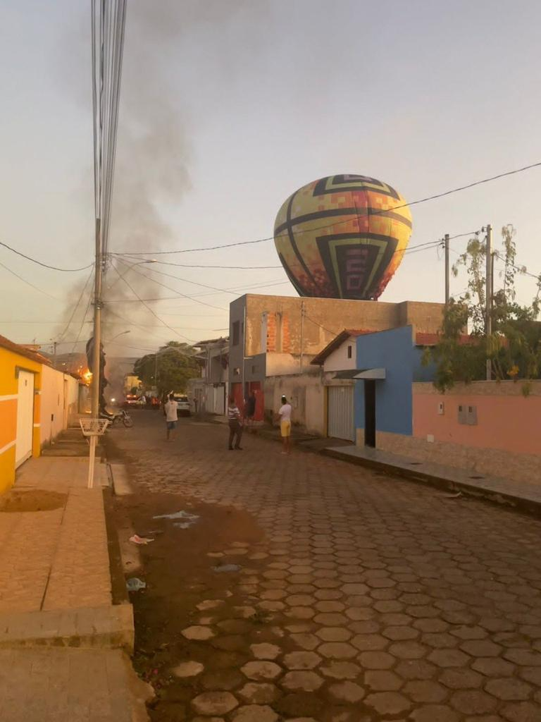 Balão teria se chocado com a rede elétrica Reprodução / CBMMG