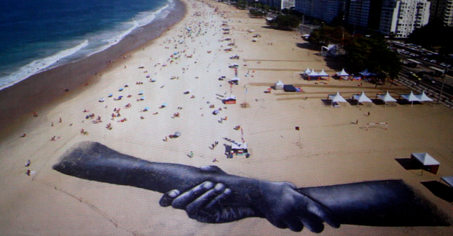 Pintura do projeto Beyond Walls chama atenção na praia de Copacabana Band TV