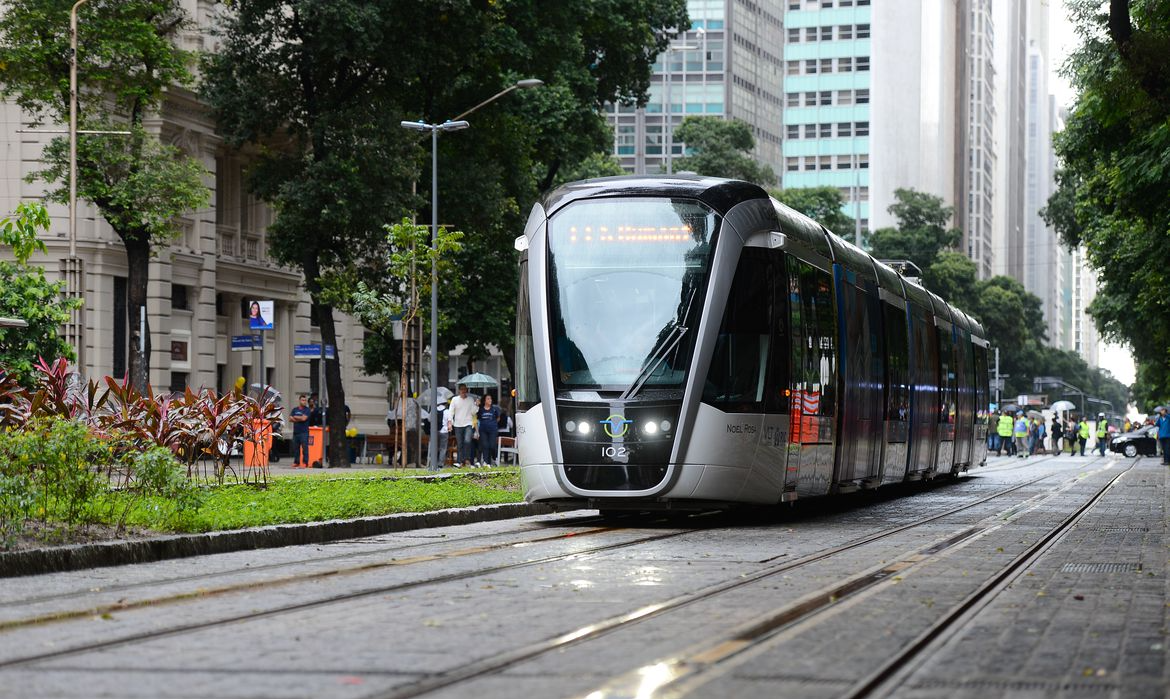 Veículo Leve Sob Trilhos circula no Centro do Rio de Janeiro