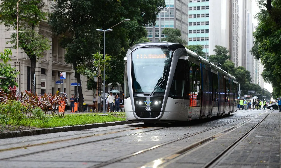 Veículo Leve Sob Trilhos circula no Centro do Rio de Janeiro