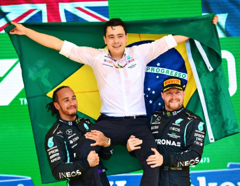 Léo é carregado por Lewis Hamilton e Valtteri Bottas depois da premiação em Interlagos