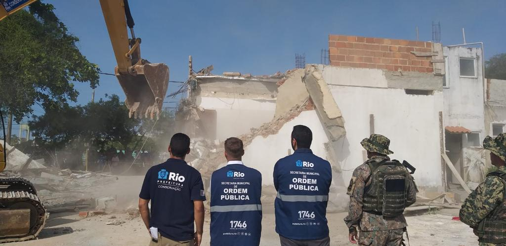 Prefeitura realiza demolição de construções irregulares no Terreirão