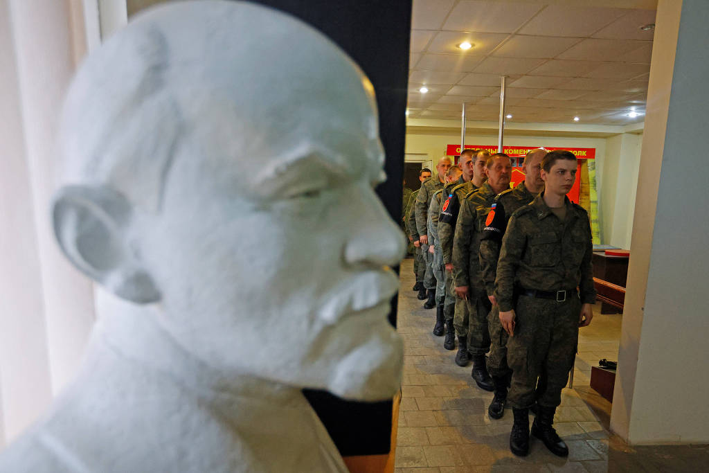 Na imagem, soldados das regiões ocupadas votam no referendo.  Foto: Reuters 