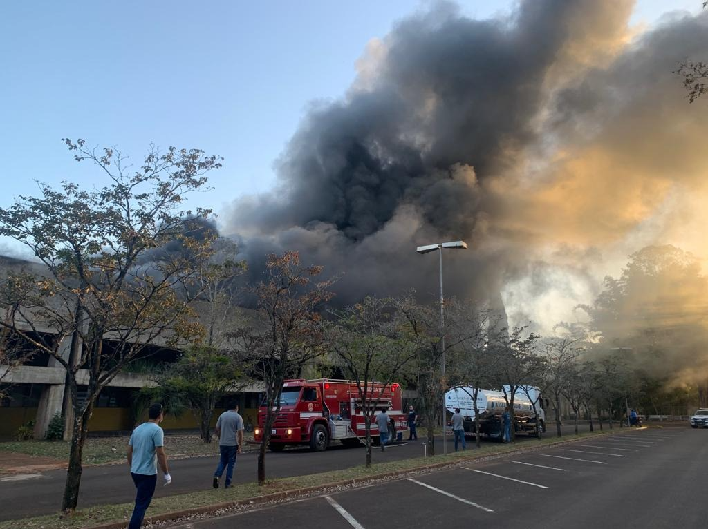 Incêndio atingiu o prédio central do Instituto de Biociências (IB) na quarta-feira (31/8). Imagens/TV Claret