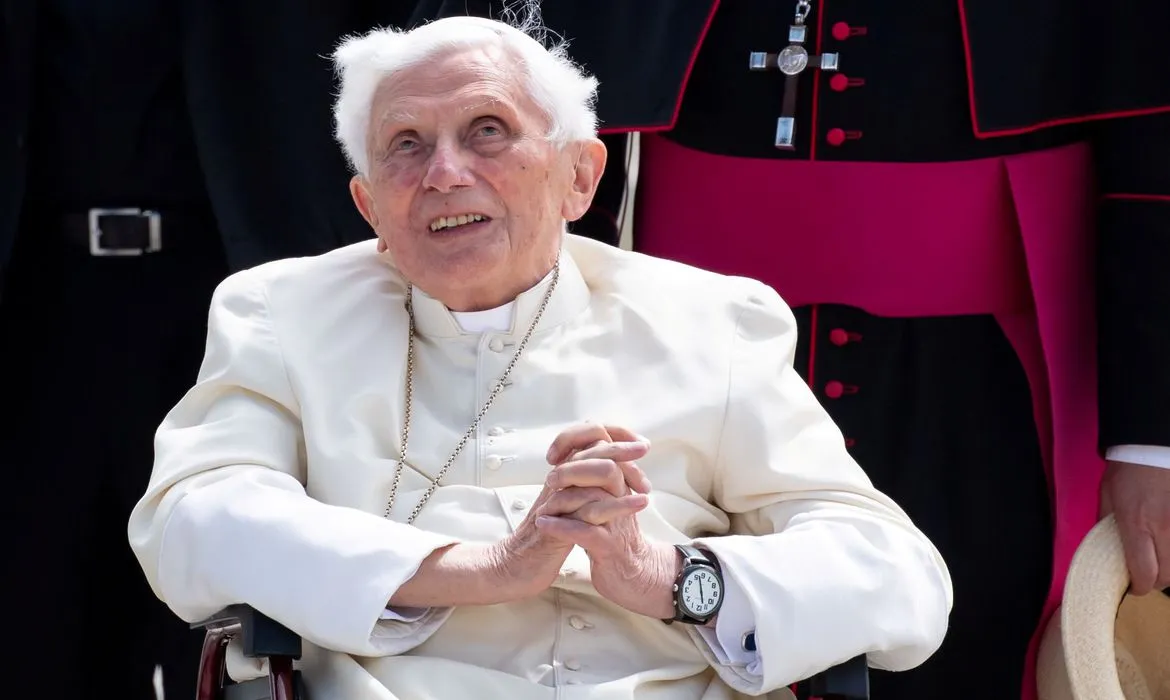 Papa Bento XVI teve pontificado marcado por escândalos e polêmicas