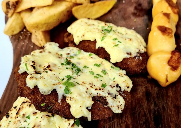 Bife Empanado com Gratinado de Queijo e Batata Rústica | Receita Swift