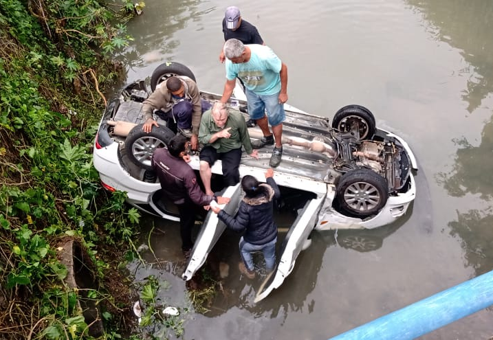 Idoso fica ferido após carro cair em córrego na Avenida Timbó, em Taubaté Marcelino Souza/Arquivo Pessoal