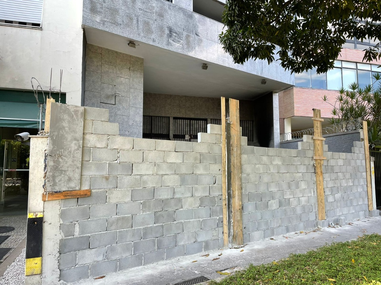 Muros foram construídos no local para evitar as seguidas invasões ao imóvel Reprodução