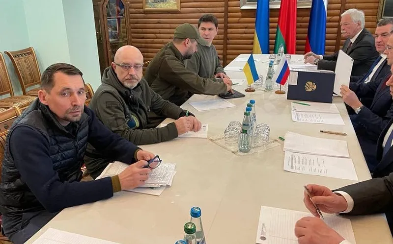 Assessor do presidente Volodymyr Zelensky adiantou um pedido de cessar-fogo imediato