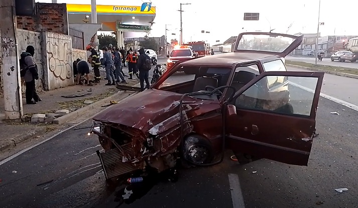 Carro ficou destruído após capotar  Wagner Souza