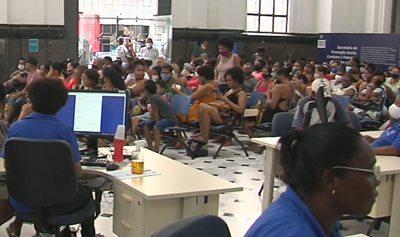 Mais de 1 milhão de pessoas ainda esperam para receber o Auxílio Brasil