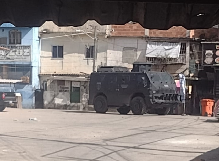 Blindado na favela de Manguinhos, no Rio de Janeiro Reprodução / Twitter / Voz das Comunidades