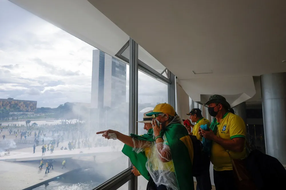 Band mostra repercussão após ataques de extremistas em Brasília; siga ao vivo