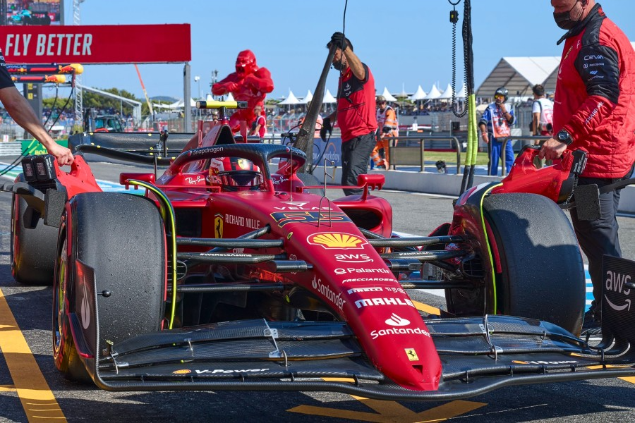 Ambos perderam posições após equipes realizarem trocas de componentes dos motores Scuderia Ferrari