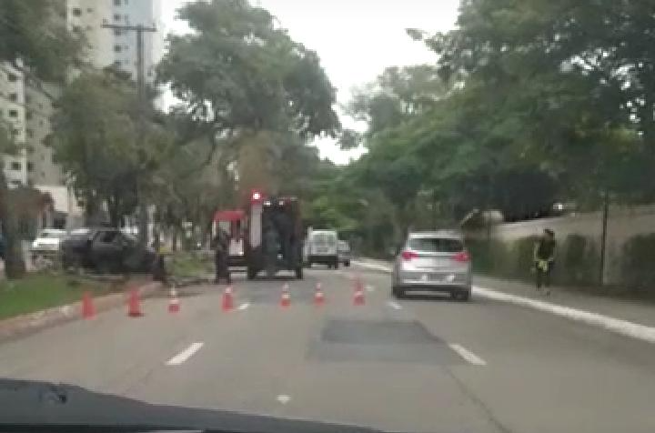 Carro bate em poste na Avenida Cidade Jardim, em São José dos Campos QAP QRV Vale