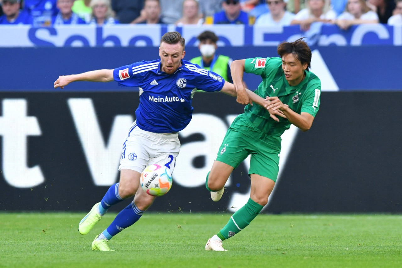 Jogadores disputam a bola. Divulgação Bundesliga