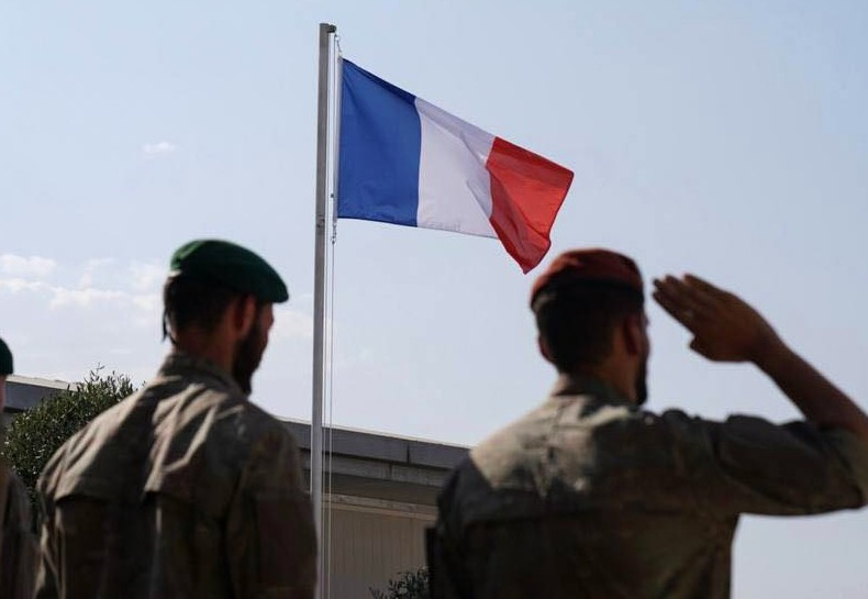 Tom de azul da bandeira francesa foi modificado Reprodução/Facebook Emmanuel Macron