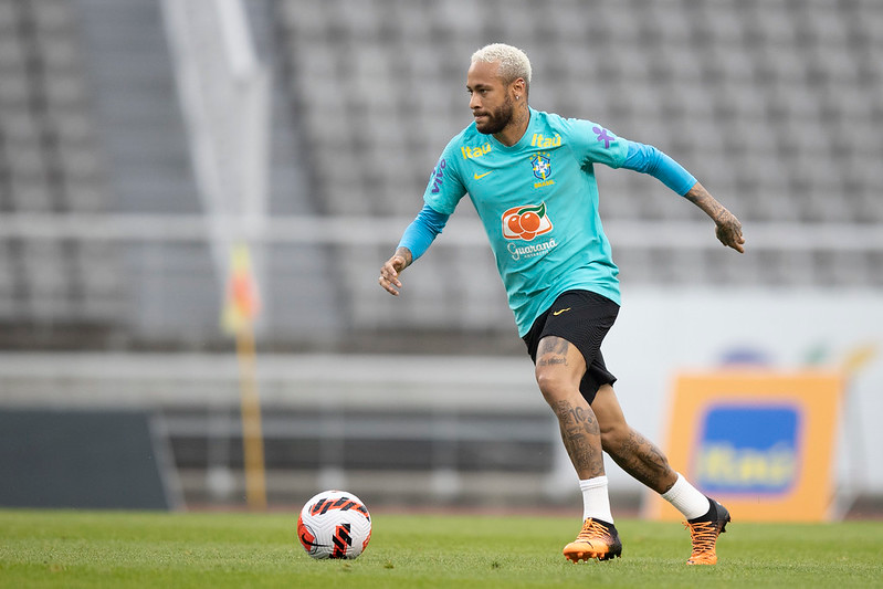 Neymar sofre pisão em treino da seleção e vira dúvida para enfrentar Coreia Lucas Figueiredo/CBF