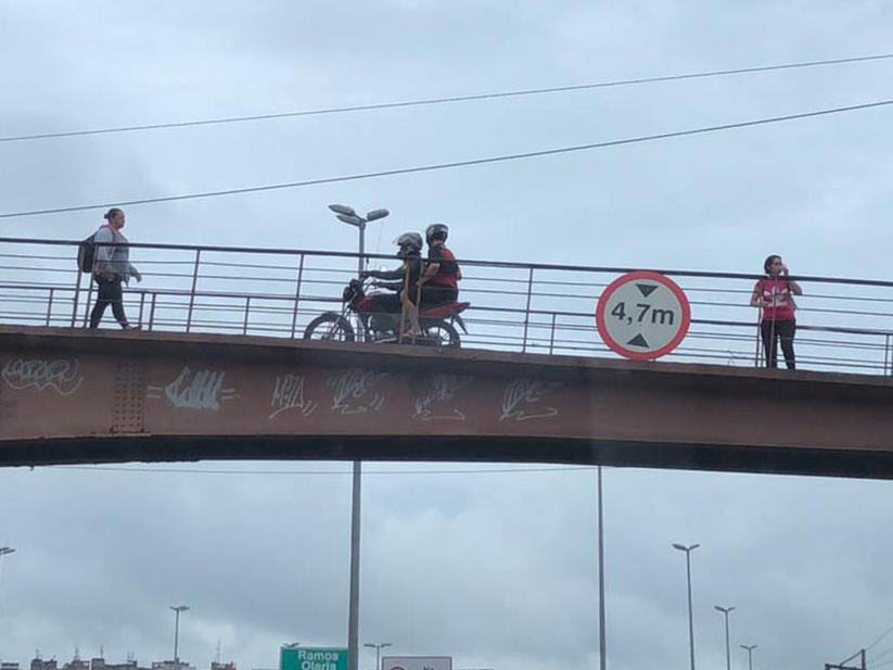 Cerca de 20 motos são flagradas atravessando passarelas da Avenida Brasil em um intervalo de meia hora no RJ Francini Augusto/BandNews FM