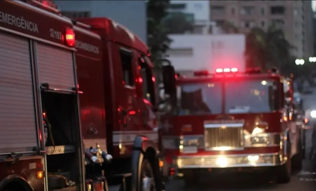 Carro pega fogo na Rodovia Presidente Dutra em Taubaté Divulgação/Corpo de Bombeiros