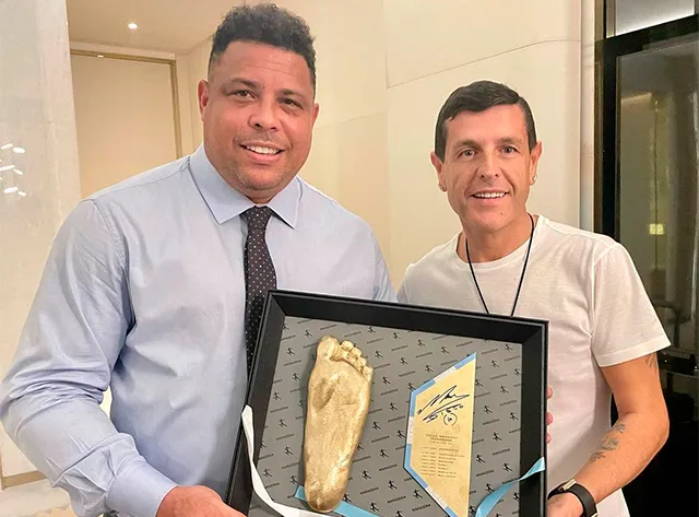 Ronaldo e Stefano Ceci com molde do pé de Maradona