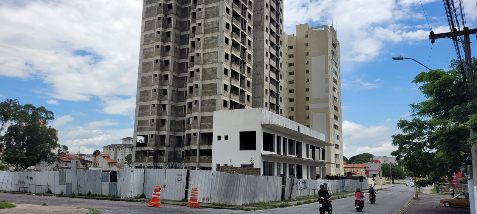 Prédio com construção inacabada está abandonado Adonias Araújo